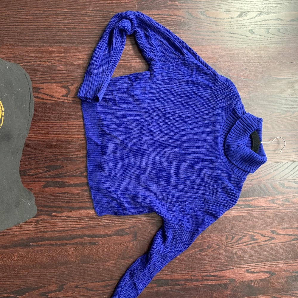 Cropped turtle neck knitted sweater